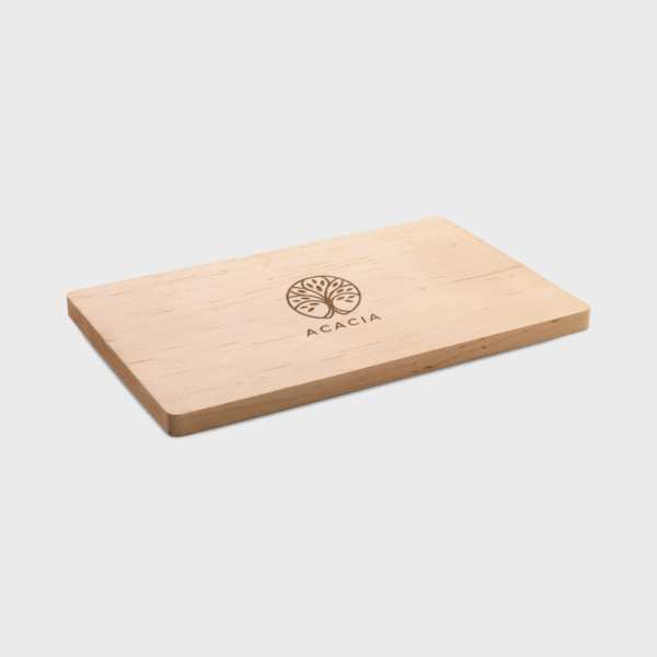 Planche à découper en bois avec logo gravé.