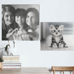 Tableau photo famille et chaton décorant un mur blanc.