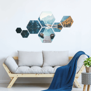Canapé avec décor mural hexagonal panoramique