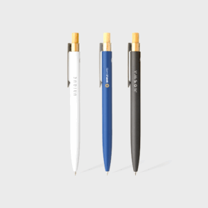 Trois stylos modernes colorés sur fond gris.
