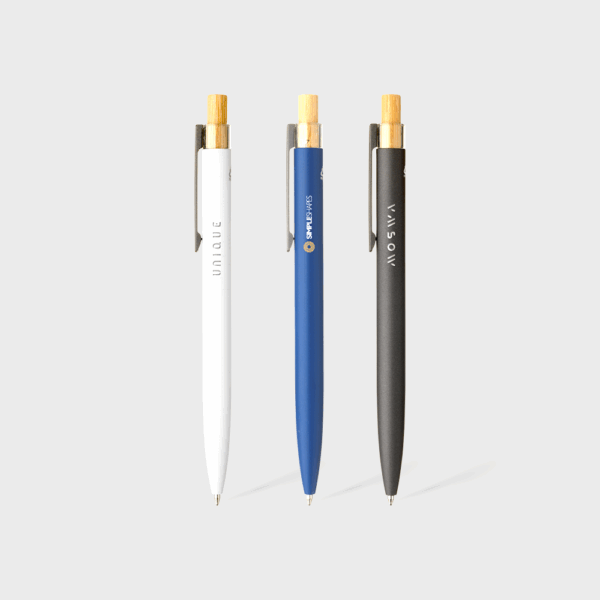 Trois stylos modernes colorés sur fond gris.