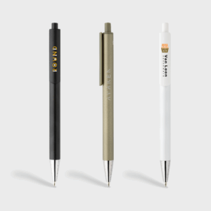 Trois stylos colorés alignés sur fond gris.