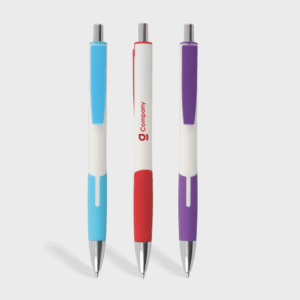 Trois stylos colorés à bille, bleu, rouge, violet.