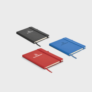 Carnets colorés sur fond blanc