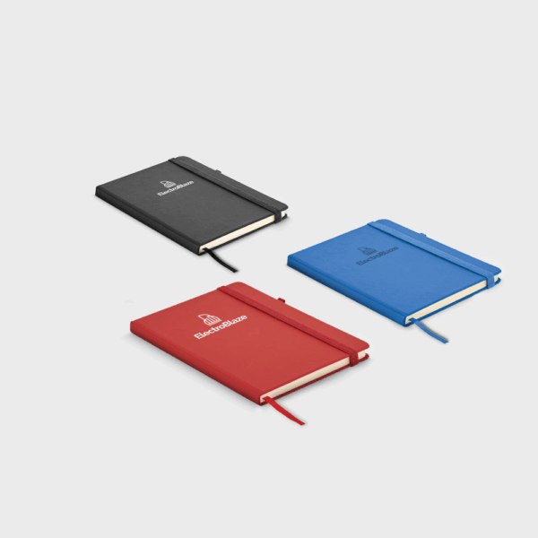 Carnets colorés sur fond blanc