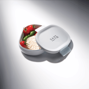 Boîte alimentaire blanche avec tomates et riz.