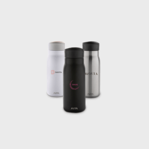 Trois bouteilles thermos colorées sur fond gris.