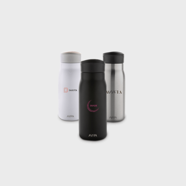 Trois bouteilles thermos colorées sur fond gris.
