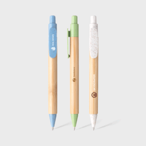 Trois stylos en bois avec embouts colorés.