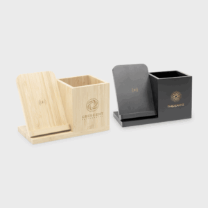 Stations de charge en bois et noir, logos gravés.