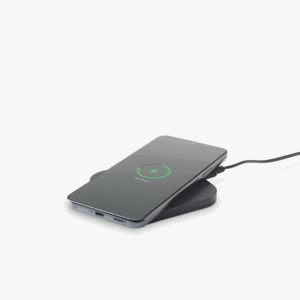 Téléphone chargeant sur un chargeur sans fil.