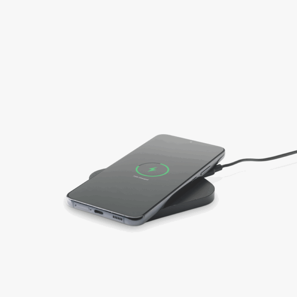 Téléphone chargeant sur un chargeur sans fil.