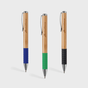 Stylos en bambou avec poignées colorées.