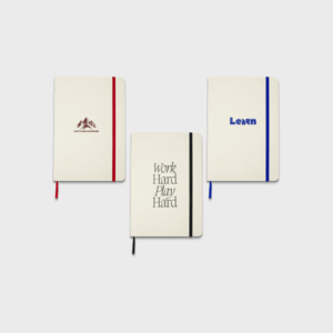 Trois carnets avec élastiques colorés.