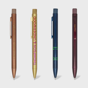 Quatre stylos colorés alignés sur fond blanc.