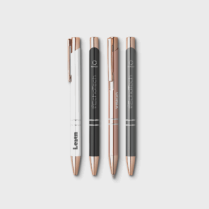 Quatre stylos à bille métalliques élégants.