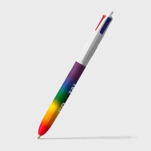 Stylo multicolore à quatre couleurs sur fond blanc.