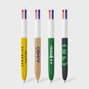 Quatre stylos multicolores avec motifs personnalisés.