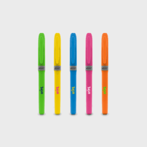 Cinq surligneurs colorés BIC sur fond blanc.