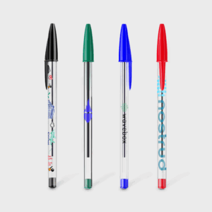 Quatre stylos colorés sur fond blanc.