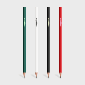 Ensemble de crayons colorés sur fond blanc.