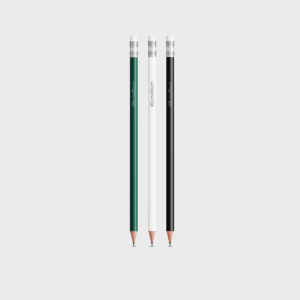 Trois crayons de couleurs différentes alignés