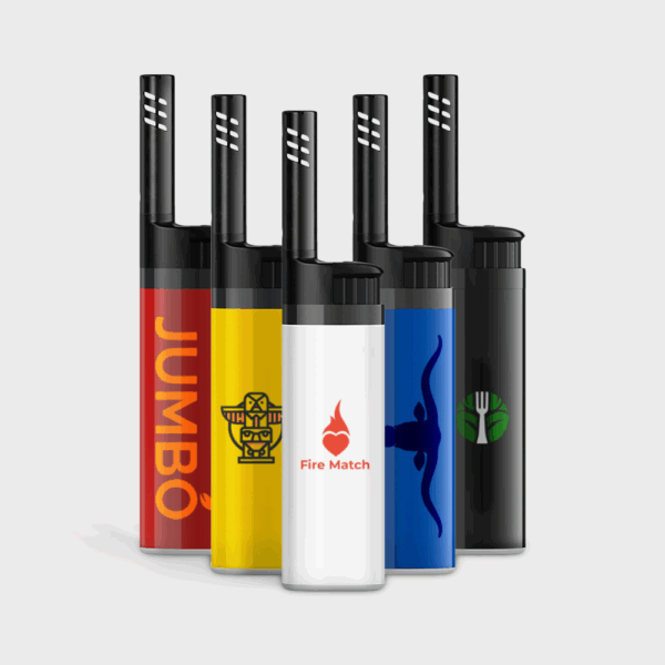 Cinq allume-feux colorés sur fond neutre.