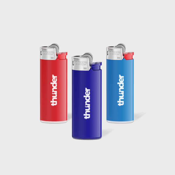 Trois briquets colorés de marque Thunder.