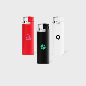Trois briquets colorés avec logos distincts.