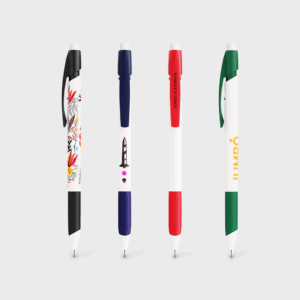 Quatre stylos à bille colorés alignés.