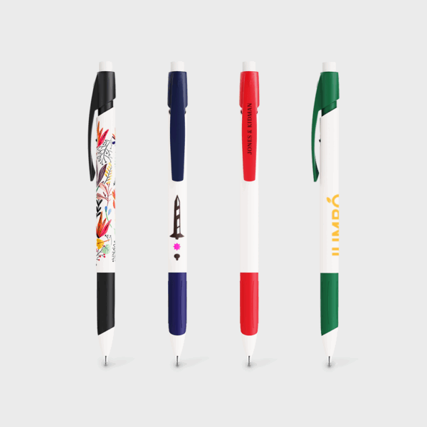 Quatre stylos à bille colorés alignés.