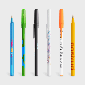 Stylos multicolores alignés sur fond blanc.