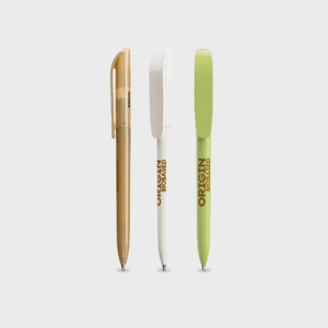 Trois stylos écologiques en matériaux biodégradables.