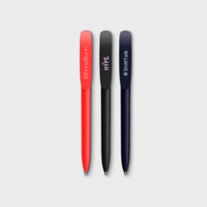 Trois stylos colorés sur fond blanc.