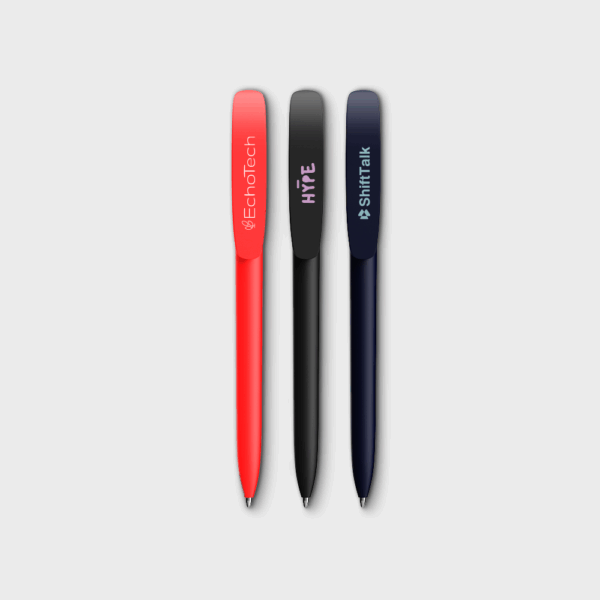 Trois stylos colorés sur fond blanc.