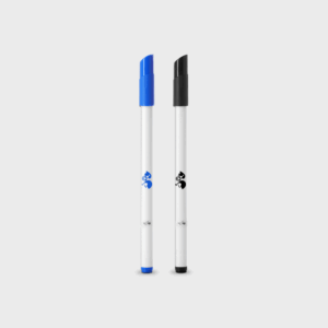 Deux marqueurs blancs, capuchons bleu et noir.