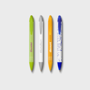 Quatre stylos colorés alignés sur fond blanc.