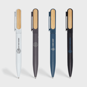 Quatre stylos avec clips en bois sur fond blanc.