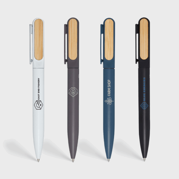 Quatre stylos avec clips en bois sur fond blanc.