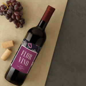 Bouteille de vin rouge avec raisins et bouchons.