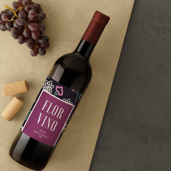 Bouteille de vin rouge avec raisins et bouchons.