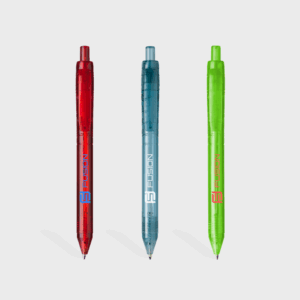 Trois stylos colorés rouges, bleus, verts
