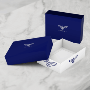 Boîtes cadeau bleues sur marbre.