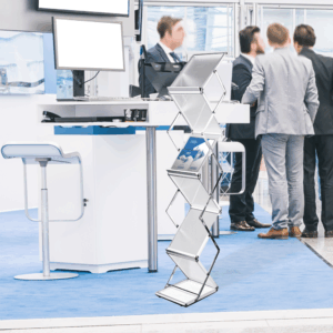 Stand d'exposition avec porte-brochures et ordinateurs.