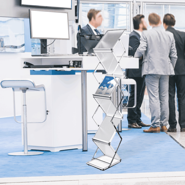 Stand d'exposition avec porte-brochures et ordinateurs.