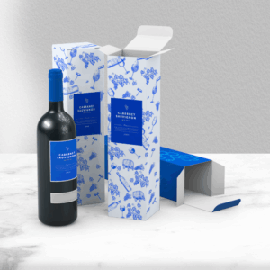 Bouteille de vin Cabernet Sauvignon avec boîte décorée.