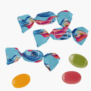 Différents bonbons emballés et colorés sur fond blanc.