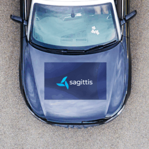 Voiture noire avec logo Sagittis sur le capot.