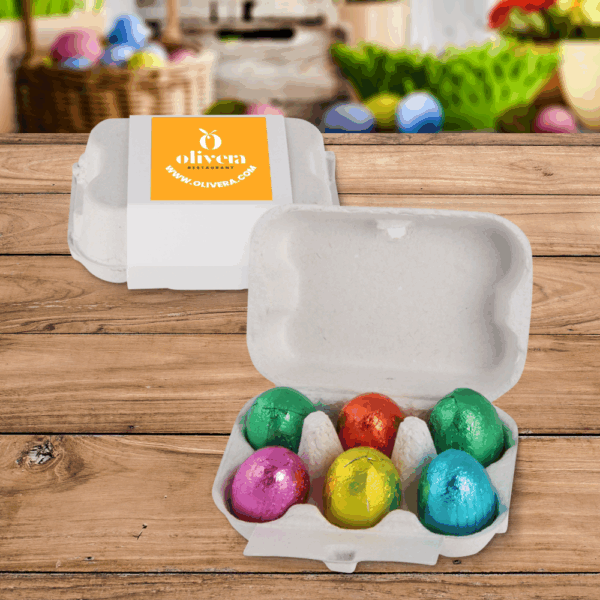 Oeufs en chocolat colorés dans boîte carton.