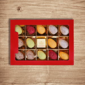 Boîte de chocolats variés assortis, présentation cadeau.